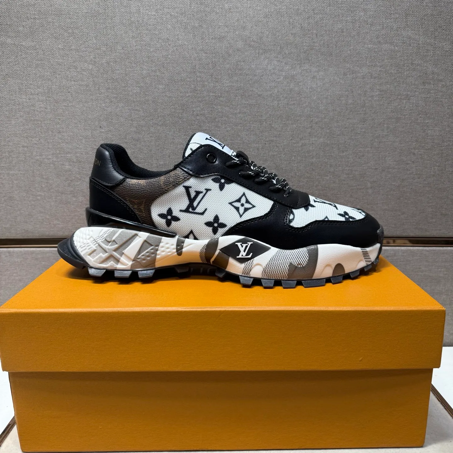 ⬛️Men's shoes 💰p442【LV～】Men's casual shoes 2025z cabinet sales simultaneously 🔶Size: 38-44#️⃣ 🔷2 colors🔜The upper is made of multi-material splicing➕Mesh lining, comfortable and breathable, sole: original comfortable and wear-resistant outsole, ⚠️real thing📱photographed🎬real thing is better📢📢📢